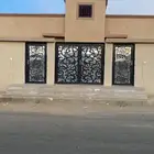 بيت للبيع جنوب المدينة في بيشة دور كامل مقسوم لقسمين موجرة