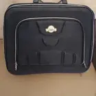 شنطة لابتوب و شنطة يد للسفر و كرسي وكتب ومراجع برمجة كمبيوتر