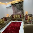 طقم كنب جميل ونظيف جدا مع ستارة وسجادة وطاولات