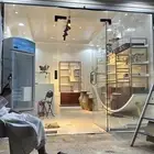 محل حلويات وثلاجة عرض للتقبيل او بيع الادوات