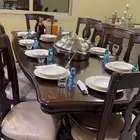 طاولة طعام مع 10كراسي وطاولة بوفيه جانبية تحوي ادراج ودولاب