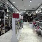 محل للتقبيل في السلام مول في الدور الاول