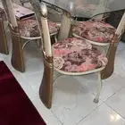 طاولة طعام قزاز للبيع معها ثمانية كراسي وشكلها شرح ومرتب