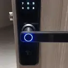 فني تركيب القفل الذكي