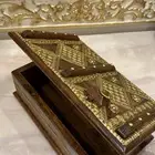 صندوق على شكل باب خشبي