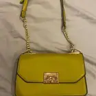 شنطة كتف لون كموني