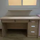 مكتب شبه جديد نظيف مرا للبيع السبب كبير مقاسه