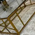 طاولة زجاجية وذهبي جديدة