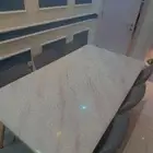 للبيع طاولة طعام رخام بثمانية كراسي مخمل