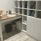 مكتب ومكتبه ابيض وخشبي مع ادراج