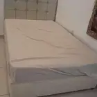 للبيع سرير ودولاب باضاءة تسريحه