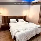 سرير مع اثنين كومدينه للبيع