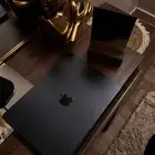 ماك بوك جديد مافيه ولا خدش و شاحنه معاه
