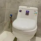 حمام فرنجي جديد ونظيف يوجد لدي 2 نظيف غير مستعمل وغير راكب