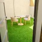 غرفه صغيره مع سطح مفروشه