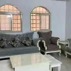كنب نظيف وطاولات نظيفه
