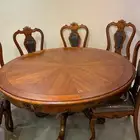 طاولة دائرية و فاترينا صحون للبيع