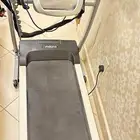 يحتوي على شاشه عرض الكترونيه تعرض الوقت والنبض والسعرات و