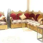 طقم كنب كبير حرف يو للبيع مع الستاير والطاولة