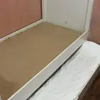 2كراسي مع تخزين او سرير ارضي وتسريحه سحب مرايه وخشب مضمون