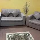 كنب لونه بني من دون ستاير ومن دون طاولات فقط كنب ومخداته