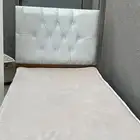 غرفة نوم مكونه من اثنين سرير ودولاب اربع أبواب