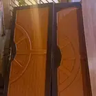 بابين خشب مع تسريحه.