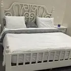 غرفه نوم للبيع مع المفرش الابيض بدون الطراحه ب2700