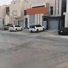 فيلا درج داخلي مؤثثة وحره مع شقتين للبيع بحي البيان