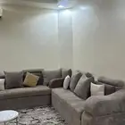 كنب بني متواصل مقاس 5 7 مع طاولات بيضاء