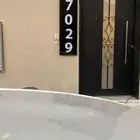 لوحه منزل مضيئه اكريلك برقم المنزل واسم العائله او العنوان