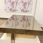 طاولة مع ضيافتها