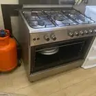 فرن للبيع مكسور الباب كما موضح في الصوره