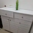 كنب وجزامة ولوحات وسرير رضيع