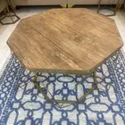 طاوله كبيره مع اربع خدمه