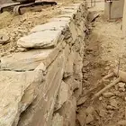 بوكلين لقص الاراضي وبناالحجر