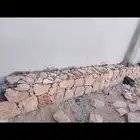 مبني حجر كبير وسغير ورا باريب