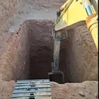 بكلين لحفر جميع الارضي وتريله لتورديد جميع مود البنا