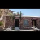 مبني حجر كبير وسغير