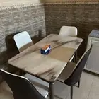 دولاب مطبخ وطاوله سفره مع اربع كراسي وغاز