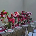 طاولات قزاز وكراس شفاف مع تنسيق الورد