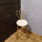 غرفة نوم بدون دولاب ملابس