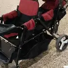 عربة أطفال توأم بحالة جيدة للبيع في المدينة المنورة