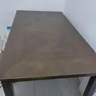 طاولة كبيرة وعدد ثلاثة سرائر حديد