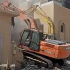 بكلين لهدم المباني القديمه مقابل السكراب والحفاض ع الجيران