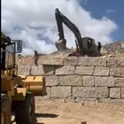 بوكلين لبناء الحجر وقص الاراضي وهدم العمائر القديمه