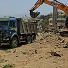 بوكلين لهدم المباني السكنيه القديمه