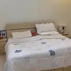 غرفه نوم وشاشتين وسخانات