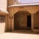 فيلا قابلة للتجديد الداخلي موقع مميز بسعر مليون و200