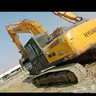 بكلين لقص الأراضي وبناء الحجر